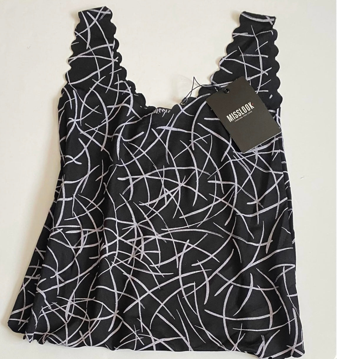 Small to medium top best fits 10 to 12